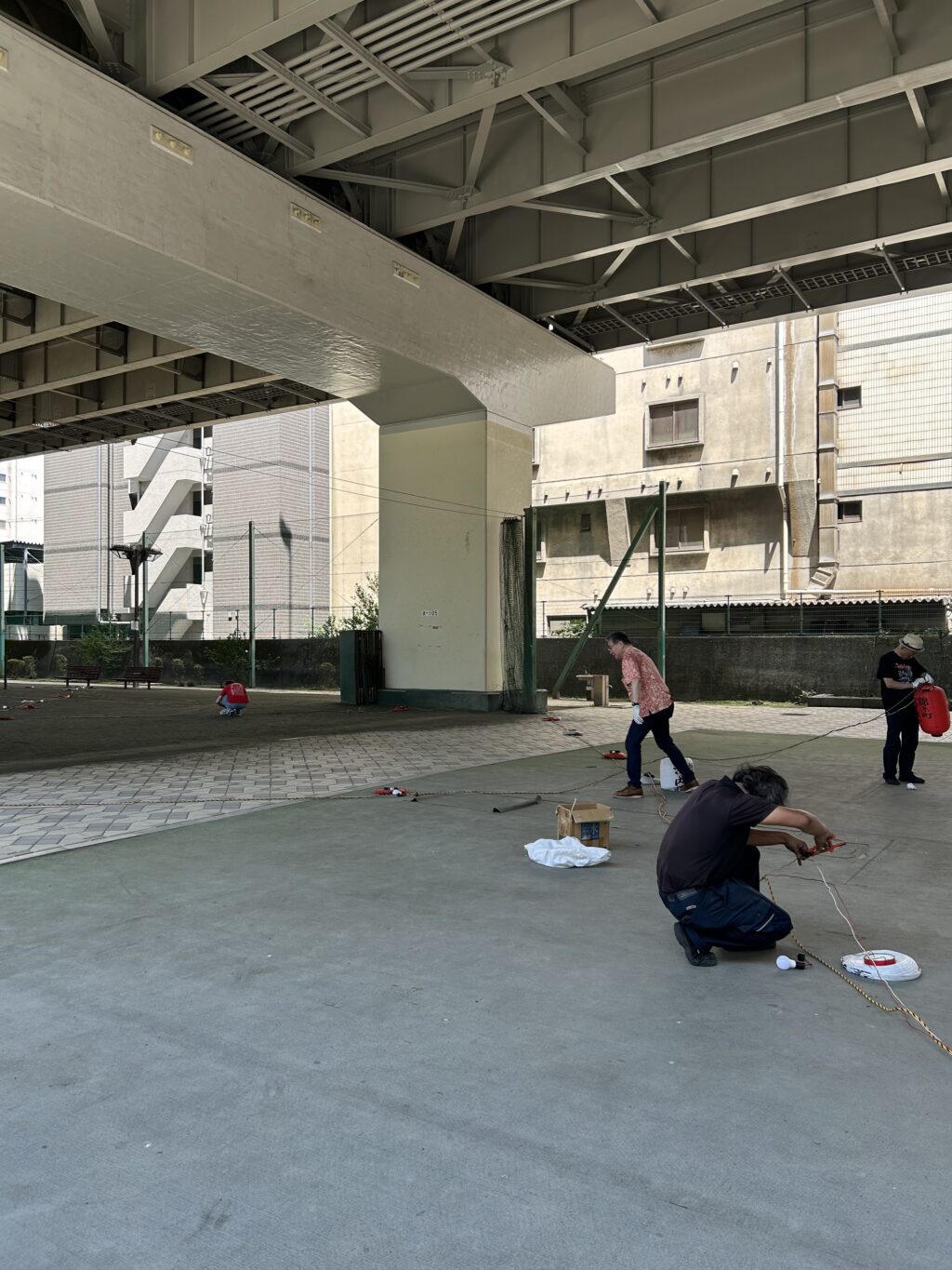 会場に提灯を取り付ける準備作業