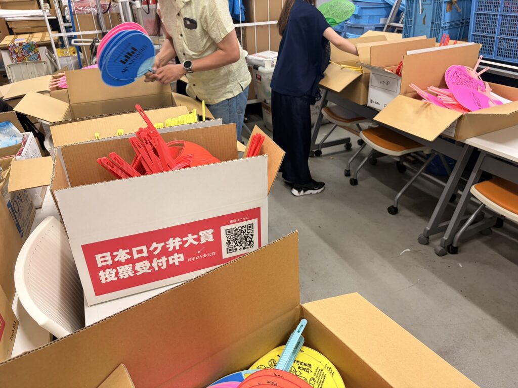 うちわをシャッフルしている様子